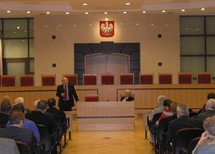Uczestnicy wykładu
Prof. Andrzej Sulima-Kamiński i Prezes Trybunału Konstytucyjnego Jerzy Stępień
Uczestnicy wykładu