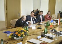 Uczestnicy spotkania Sądu Konstytucyjnego Republiki Mołdawii i Trybunału Konstytucyjnego
Uczestnicy spotkania Sądu Konstytucyjnego Republiki Mołdawii i Trybunału Konstytucyjnego
Sędzia TK Victor Popa, Prezes SK Mołdawii Alexandru Tănase i Sędzia SK Mołdawii Igor Dolea
Sędzia TK prof. Sławomira Wronkowska-Jaśkiewicz i Prezes TK prof. Andrzej Rzepliński
Prezes SK Mołdawii Alexandru Tănase
Sędzia TK Victor Popa, Prezes SK Mołdawii Alexandru Tănas, Sędzia SK Mołdawii Igor Dolea i Sekretarz Generalny SK Mołdawii Rodica Secrieru
Spotkanie w Sądzie Najwyższym
Spotkanie w Sądzie Najwyższym