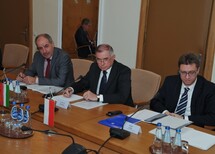 Sędziowie Trybunału Konstytucyjnego i Sądu Konstytucyjnego Węgier
dr Tamás Sulyok, Wiceprezes Sądu Konstytucyjnego Węgier, prof. Barnabás Lenkovics, Prezes Sądu Konstytucyjnego Węgier oraz dr Attila Szabó, Szef Gabinetu Prezesa Sądu Konstytucyjnego Węgier
Uczestnicy spotkania
Uczestnicy spotkania
Prof. Barnabás Lenkovics, Prezes Sądu Konstytucyjnego Węgier