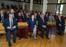 Prezes i Sędziowie Trybunału Konstytucyjnego
Prezydent RP Bronisław Komorowski, Prezes Rady Ministrów Ewa Kopacz, Wicemarszałek Sejmu Eugeniusz Grzeszczak, Wicemarszałek Senatu Jan Wyrowiński oraz inni goście dorocznego Zgromadzenia Ogólnego Sędziów TK 
Uczestnicy Zgromadzenia Ogólnego Sędziów TK
Prezydent RP Bronisław Komorowski, Prezes Rady Ministrów Ewa Kopacz, Wicemarszałek Sejmu Eugeniusz Grzeszczak, Wicemarszałek Senatu Jan Wyrowiński
Prezes Trybunału Konstytucyjnego prof. Andrzej Rzepliński
Prezydent RP Bronisław Komorowski
Prezes Rady Ministrów Ewa Kopacz
Wicemarszałek Senatu Jan Wyrowiński
I Prezes Sądu Najwyższego prof. Małgorzata Gersdorf
Prezes Naczelnego Sądu Administracyjnego i Przewodniczący Krajowej Rady Sądownictwa prof. Roman Hauser
Rzecznik Praw Obywatelskich prof. Irena Lipowicz
Prokurator Generalny Andrzej Seremet