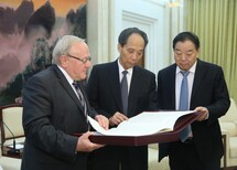Delegacja TK z Wiceprzewodniczącym Stałego Komitetu OZPL Ji Bingxuan
Prof. Stanisław Biernat, Wiceprezes TK i Ji Bingxuan, Wiceprzewodniczącym Stałego Komitetu OZPL
Spotkanie delegacji TK z Wiceprzewodniczącym Stałego Komitetu OZPL Ji Bingxuan
Wiceprezes TK wręcza Wiceprzewodniczącemu Stałego Komitetu OZPL faksymile oryginału Konstytucji 3 Maja
Rozmowy robocze z przedstawicielami Komisji Spraw Prawnych OZPL
Przewodniczący Komisji Spraw Prawnych OZPL Qiao Xiaoyang
Rozmowy robocze z przedstawicielami Komisji Spraw Prawnych OZPL
Prof. Stanisław Biernat, wiceprezes Trybunału Konstytucyjnego
Rozmowy robocze z przedstawicielami Komisji Spraw Prawnych OZPL
Rozmowy robocze z przedstawicielami Komisji Spraw Prawnych OZPL