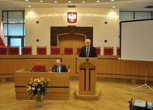 Prezes TK prof. Andrzej Rzepliński wita uczestników konferencji.
Uczestnicy konferencji.
Uczestnicy konferencji.
Uczestnicy konferencji.
Przemawia Marszałek Sejmu RP, Pani Ewa Kopacz.
Przemawia prof. Andrzej Szmyt z Uniwersytetu Gdańskiego.
Wiceprezes TK prof. Stanisław Biernat rozpoczyna pierwszą część konferencji.
Uczestnicy konferencji.
Wystąpienie Pani Aleksandry Dębowskiej z Uniwersytetu Jagiellońskiego.
Wystąpienie Pana Władysława Jóźwickiego z Uniwersytetu Adama Mickiewicza w Poznaniu.
Wystąpienie Pani Marceliny Stolarskiej z Uniwersytetu Jagiellońskiego.
Wystąpienie Pani Agaty Niżnik-Muchy z Uniwersytetu Jagiellońskiego.
Wystąpienie Pani Ady Paprockiej z Uniwersytetu Warszawskiego.
Dyskusja, wystąpienie Pani prof. Teresy Dębowskiej-Romanowskiej, sędzi TK w stanie spoczynku.
Dyskusja, wystąpienie Pana prof. Kazimierza Działochy, sędziego TK w stanie spoczynku.
Dyskusja.
Uczestnicy konferencji.
Przemawia Prezydent RP, Pan Bronisław Komorowski.
Wystąpienie Pani Dobrochny Minich z Uniwersytetu Jagiellońskiego.
Wystąpienie Pana  Michała Jackowskiego z Uniwersytetu Wrocławskiego.
Wystąpienie Pani Marty Kłopockiej-Jasińskiej z Wyższej Szkoły Prawa i Zarządzania im. Heleny Chodkowskiej, Wydział Zamiejscowy we Wrocławiu.