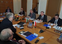 Sędziowie Trybunału Konstytucyjnego i Sądu Konstytucyjnego Węgier
dr Tamás Sulyok, Wiceprezes Sądu Konstytucyjnego Węgier, prof. Barnabás Lenkovics, Prezes Sądu Konstytucyjnego Węgier oraz dr Attila Szabó, Szef Gabinetu Prezesa Sądu Konstytucyjnego Węgier
Uczestnicy spotkania
Uczestnicy spotkania
Prof. Barnabás Lenkovics, Prezes Sądu Konstytucyjnego Węgier
