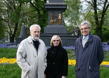 Prezes Sądu Konstytucyjnego Republiki Litewskiej prof. Kęstutis Lapinskas, tłumaczka Pani Rasa Rimickaite oraz Sędzia Sądu Konstytucyjnego Republiki Litewskiej Zenonas Namavicius na tle pomnika Unii Lubelskiej
Przedstawienie "Proces Agnieszki" przygotowane przez studentów Katolickiego Uniwersytetu Lubelskiego
Dyrektor Archiwum Państwowego dr Piotr Dymmel w Lublinie otwiera wystawę "Trybunał Główny Koronny 1578-1794"
Otwarcie wystawy "Trybunał Główny Koronny 1578-1794"
Uczestnicy uroczystej sesji w danwej siedzibie Trybunału Koronnego w Lublinie
Prezydenta Miasta Lublin Adam Wasilewski i Prezes Trybunału Konstytucyjnego Jerzy Stępień
Prezydent Miasta Lublin Adam Wasilewski, Prezes TK Jerzy Stępień i prof. Wacław Uruszczak z Uniwersytetu Jagiellońskiego
Uczestnicy sesji
Uczestnicy sesji
Prof. Wacław Uruszczak z Uniwersytetu Jagiellońskiego
Obraz Matki Boskiej Trybunalskiej w Kościele O.O. Dominikanów
Ojciec Tomasz Dostatni oprowadza uczestników sesji po kościele i klasztorze O.O. Dominikanów
Uczestnicy sesji na tle obrazu Jana Matejki "Unia lubelska" w Muzeum Lubelskim na Zamku w Lublinie