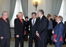 Prezydent RP Bronisław Komorowski i uczestnicy uroczystości.
Uczestnicy uroczystości.
Prezydent RP Bronisław Komorowski wręcza prof. Andrzejowi Rzeplińskiemu nominację na stanowisko Prezesa TK.
Prezydent RP Bronisław Komorowski wręcza prof. Stanisławowi Biernatowi nominację na stanowisko Wiceprezesa TK.
Prezydent RP Bronisław Komorowski i prof. Marek Mazurkiewicz, Sędzia TK w latach 2001-2010, Wiceprezes TK w 2010 roku.
Prezydent RP Bronisław Komorowski i prof. Andrzej Mączyński, Sędzia TK w latach 1997-2006, Wiceperezes TK w latach 2001-2006.
Prezydent RP Bronisław Komorowski i Janusz Niemcewicz, Sędzia TK w latach 2001-2010, Wiceprezes TK w latach 2006-2010.
Prezydent RP Bronisław Komorowski i Jerzy Stępień, Sędzia TK w latach 1999-2008, Prezes TK w latach 2006-2008.
Prezydent RP Bronisław Komorowski i dr Bohdan zzdiennicki, Sędzia TK w latach 2001-2010, Prezes TK w latach 2008-2010.
Sędzia TK Stanisław Rymar składa ślubowanie.
Sędzia TK Stanisław Rymar.
Sędzia TK prof. Piotr Tuleja składa ślubowanie.
Sędzia TK prof. Piotr Tuleja.
Sędzia TK Marek Zubik składa ślubowanie.
Przemawia Prezydent RP Bronisław Komorowski.
Przemawia Prezes TK prof. Andrzej Rzepliński.
Odznaczeni Prezesi i Wiceprezesi Trybunału.
Wiceprezes TK prof. Stanisław Biernat oraz nowi sędziowie TK - Stanisław Rymar, prof. Piotr Tuleja, prof. Marek Zubik.
W imieniu odznaczonych przemawia prof. Marek Mazurkiewicz.
Byli Prezesi i Wiceprezesi TK, Prezydent RP, Prezes i Wiceprezes TK oraz nowi Sędziowie TK.
Byli Prezesi Trybunału Konstytucyjengo Jerzy Stępień i dr Bohdan Zdziennicki, Prezydent RP Bronisław Komorowski, Prezes TK prof. Andrzej Rzepliński i Wiceprezes TK prof. Stanisław Biernat.
Prezydent RP Bronisław Komorowski i nowy Sędzia TK prof. Piotr Tuleja.
Prezydent RP Bronisław Komorowski i nowy Sędzia TK prof. Marek Zubik .