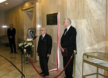 Prezes TK prof. Marek Safjan wita przybyłych gości 
Uczestnicy uroczystości 
Wystąpienie Prezesa TK prof. Marka Safjana 
Prezes TK odsłania tablicę pamiątkową 
W imieniu sędziów TK przemawia prof. Tomasz Dybowski
W imieniu przyjaciół prof. Janiny Zakrzewskiej przemawia prof. Jerzy Jedlicki