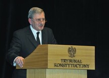 Prezes Trybunału Konstytucyjnego dr Bohdan Zdziennicki, Wiceprzewodniczący Krajowej Rady Sądownictwa Roman Kęska i Sędzia Sądu Konstytucyjnego Republiki Litewskiej Zenonas Namavicius.
Prezes Trybunału Konstytucyjnego dr Bohdan Zdziennicki prezentuje Księgę XXV-lecia Trybunału Konstytucyjnego. Ewolucja i zadań Trybunału Konstytucyjnego - założenia a ich praktyczna realizacja.
Prezes Trybunału Konstytucyjnego dr Bohdan Zdziennicki prezentuje medal ofiarowany Trybunałowi z okazji jubileuszu przez Komisję Ustawodawczą Senatu.
Prezes Trybunału Konstytucyjnego dr Bohdan Zdziennicki i Przewodniczący Komisji Ustawodawczej Senatu Piotr Zientarski.
Przewodniczący Komisji Ustawodawczej Senatu Piotr Zientarski.
Prezes Trybunału Konstytucyjnego dr Bohdan Zdziennicki i Sędzia Sądu Konstytucyjnego Republiki Litewskiej Zenonas Namavicius.
Sędzia Sądu Konstytucyjnego Republiki Litewskiej Zenonas Namavicius.
Prymas Polski Ksiądz Arcybiskup Józef Kowalczyk.
Prezes Naczelnego Sądu Administracyjnego prof. Roman Hauser.
I Prezes Sądu Najwyższego prof. Lech Gardocki.
Uczestnicy uroczystości.
Prezes Trybunału Konstytucyjnego dr Bohdan Zdziennicki.
Wiceprzewodniczący Krajowej Rady Sądownictwa Roman Kęska i I Prezes Sądu Najwyższego prof. Lech Gardocki.
Dyrektor Warszawskiej Opery Kameralnej Stefan Sutkowski.