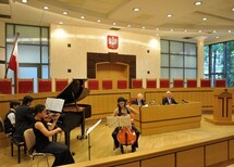 Prof. Zbigniew Pełczyński i Prezes TK dr Bohdan Zdziennicki.
Trio fortepianowe, prof. Zbigniew Pełczyński i Prezes TK dr Bohdan Zdziennicki.
Trio fortepianowe.
Trio fortepianowe, prof. Zbigniew Pełczyński i Prezes TK dr Bohdan Zdziennicki.
Uczestnicy spotkania.
Prof. Zbigniew Pełczyński i Prezes TK dr Bohdan Zdziennicki.
Prof. Zbigniew Pełczyński.