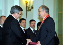 Prezydent RP Bronisław Komorowski i uczestnicy uroczystości.
Uczestnicy uroczystości.
Prezydent RP Bronisław Komorowski wręcza prof. Andrzejowi Rzeplińskiemu nominację na stanowisko Prezesa TK.
Prezydent RP Bronisław Komorowski wręcza prof. Stanisławowi Biernatowi nominację na stanowisko Wiceprezesa TK.
Prezydent RP Bronisław Komorowski i prof. Marek Mazurkiewicz, Sędzia TK w latach 2001-2010, Wiceprezes TK w 2010 roku.
Prezydent RP Bronisław Komorowski i prof. Andrzej Mączyński, Sędzia TK w latach 1997-2006, Wiceperezes TK w latach 2001-2006.
Prezydent RP Bronisław Komorowski i Janusz Niemcewicz, Sędzia TK w latach 2001-2010, Wiceprezes TK w latach 2006-2010.
Prezydent RP Bronisław Komorowski i Jerzy Stępień, Sędzia TK w latach 1999-2008, Prezes TK w latach 2006-2008.
Prezydent RP Bronisław Komorowski i dr Bohdan zzdiennicki, Sędzia TK w latach 2001-2010, Prezes TK w latach 2008-2010.
Sędzia TK Stanisław Rymar składa ślubowanie.
Sędzia TK Stanisław Rymar.
Sędzia TK prof. Piotr Tuleja składa ślubowanie.
Sędzia TK prof. Piotr Tuleja.
Sędzia TK Marek Zubik składa ślubowanie.
Przemawia Prezydent RP Bronisław Komorowski.
Przemawia Prezes TK prof. Andrzej Rzepliński.
Odznaczeni Prezesi i Wiceprezesi Trybunału.
Wiceprezes TK prof. Stanisław Biernat oraz nowi sędziowie TK - Stanisław Rymar, prof. Piotr Tuleja, prof. Marek Zubik.
W imieniu odznaczonych przemawia prof. Marek Mazurkiewicz.
Byli Prezesi i Wiceprezesi TK, Prezydent RP, Prezes i Wiceprezes TK oraz nowi Sędziowie TK.
Byli Prezesi Trybunału Konstytucyjengo Jerzy Stępień i dr Bohdan Zdziennicki, Prezydent RP Bronisław Komorowski, Prezes TK prof. Andrzej Rzepliński i Wiceprezes TK prof. Stanisław Biernat.
Prezydent RP Bronisław Komorowski i nowy Sędzia TK prof. Piotr Tuleja.
Prezydent RP Bronisław Komorowski i nowy Sędzia TK prof. Marek Zubik .