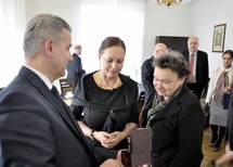 Sędzia SK Słowacji dr Ladislav Orosz, Prezes SK Słowacji dr Ivetta Macejkova oraz Dyrektor Departamentu Spraw Zagranicznych SK Maria Siegfriedova.
Spotkanie z Sędziami Trybunału Konstytucyjengo.
Uczestnicy spotkania w Trybunale Konstytucyjnym.
Sędzia SK Słowacji dr Ladislav Orosz oraz Prezes SK Słowacji dr Ivetta Macejkova.
Spotkanie z Wicemarszałkiem Sejmu RP Panem Cezarym Grabarczykiem.
Wicemarszałek Sejmu RP Cezary Grabarczyk, Prezes SK Słowacji dr Ivetta Macejkova oraz tłumaczka.