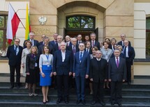 Uczestnicy konferencji
Rozpoczęcie obrad
Sędzia TK Wojciech Hermeliński, Prezes TK prof. Andrzej Rzepliński, Prezes SKRL prof. Dainius Žalimas, Sędzia SKRL Pranas Kuconis
Sędzia SKRL Pranas Kuconis
Prezes Sądu Konstytucyjnego Republiki Litewskiej prof. Dainius Žalimas
Sędzia Tk prof. Piotr Tuleja, Prezes TK prof. Andrzej Rzepliński, Prezes SKRL prof. Dainius Žalimas, Sędzia SKRL Elvyra Baltutytė