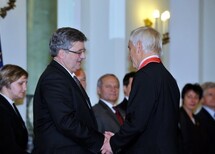 Prezydent RP Bronisław Komorowski i uczestnicy uroczystości.
Uczestnicy uroczystości.
Prezydent RP Bronisław Komorowski wręcza prof. Andrzejowi Rzeplińskiemu nominację na stanowisko Prezesa TK.
Prezydent RP Bronisław Komorowski wręcza prof. Stanisławowi Biernatowi nominację na stanowisko Wiceprezesa TK.
Prezydent RP Bronisław Komorowski i prof. Marek Mazurkiewicz, Sędzia TK w latach 2001-2010, Wiceprezes TK w 2010 roku.
Prezydent RP Bronisław Komorowski i prof. Andrzej Mączyński, Sędzia TK w latach 1997-2006, Wiceperezes TK w latach 2001-2006.
Prezydent RP Bronisław Komorowski i Janusz Niemcewicz, Sędzia TK w latach 2001-2010, Wiceprezes TK w latach 2006-2010.
Prezydent RP Bronisław Komorowski i Jerzy Stępień, Sędzia TK w latach 1999-2008, Prezes TK w latach 2006-2008.
Prezydent RP Bronisław Komorowski i dr Bohdan zzdiennicki, Sędzia TK w latach 2001-2010, Prezes TK w latach 2008-2010.
Sędzia TK Stanisław Rymar składa ślubowanie.
Sędzia TK Stanisław Rymar.
Sędzia TK prof. Piotr Tuleja składa ślubowanie.
Sędzia TK prof. Piotr Tuleja.
Sędzia TK Marek Zubik składa ślubowanie.
Przemawia Prezydent RP Bronisław Komorowski.
Przemawia Prezes TK prof. Andrzej Rzepliński.
Odznaczeni Prezesi i Wiceprezesi Trybunału.
Wiceprezes TK prof. Stanisław Biernat oraz nowi sędziowie TK - Stanisław Rymar, prof. Piotr Tuleja, prof. Marek Zubik.
W imieniu odznaczonych przemawia prof. Marek Mazurkiewicz.
Byli Prezesi i Wiceprezesi TK, Prezydent RP, Prezes i Wiceprezes TK oraz nowi Sędziowie TK.
Byli Prezesi Trybunału Konstytucyjengo Jerzy Stępień i dr Bohdan Zdziennicki, Prezydent RP Bronisław Komorowski, Prezes TK prof. Andrzej Rzepliński i Wiceprezes TK prof. Stanisław Biernat.
Prezydent RP Bronisław Komorowski i nowy Sędzia TK prof. Piotr Tuleja.
Prezydent RP Bronisław Komorowski i nowy Sędzia TK prof. Marek Zubik .