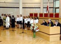 Występ Zespołu "Wiśniowa" ze Szkoły Podstawowej w Wiśniowej
Występ Zespołu "Wiśniowa" ze Szkoły Podstawowej w Wiśniowej
Prof. Henryk Samsonowicz, Prezes TK Jerzy Stępień, prof. Alfredas Bumblauskas
Uczestnicy uroczystości
Uczestnicy uroczystości
Prezydent RP Lech Kaczyński, prof. Alfredas Bumblauskas, Prezes TK Jerzy Stępień, Prezes Sądu Konstytucyjnego Republiki Litewskiej prof.  Egidjus Kuris, J.E. Ambasador Republiki Litewskiej Egidijus Meilunas
Prezydent RP Lech Kaczyński i prof. Alfredas Bumblauskas
Prof. Henryk Samsonowicz, Prezes TK Jerzy Stępień, prof. Stanisław Gebethner i prof. Karol Modzelewski
Marszałek Sejmu RP Ludwik Dorn zwiedza wystawę "Rzeczpospolita Korony Polskiej i Wielkiego Księstwa Litewskiego - wspólna tradycja"
Wystawa w siedzibie TK "Rzeczpospolita Korony Polskiej i Wielkiego Księstwa Litewskiego - wspólna tradycja"
Wystawa w siedzibie TK "Rzeczpospolita Korony Polskiej i Wielkiego Księstwa Litewskiego - wspólna tradycja"
Wystawa w siedzibie TK "Rzeczpospolita Korony Polskiej i Wielkiego Księstwa Litewskiego - wspólna tradycja"
Wystawa w siedzibie TK "Rzeczpospolita Korony Polskiej i Wielkiego Księstwa Litewskiego - wspólna tradycja"