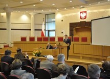 Prezes TK prof. Andrzej Rzepliński wita uczestników konferencji.
Uczestnicy konferencji.
Uczestnicy konferencji.
Uczestnicy konferencji.
Przemawia Marszałek Sejmu RP, Pani Ewa Kopacz.
Przemawia prof. Andrzej Szmyt z Uniwersytetu Gdańskiego.
Wiceprezes TK prof. Stanisław Biernat rozpoczyna pierwszą część konferencji.
Uczestnicy konferencji.
Wystąpienie Pani Aleksandry Dębowskiej z Uniwersytetu Jagiellońskiego.
Wystąpienie Pana Władysława Jóźwickiego z Uniwersytetu Adama Mickiewicza w Poznaniu.
Wystąpienie Pani Marceliny Stolarskiej z Uniwersytetu Jagiellońskiego.
Wystąpienie Pani Agaty Niżnik-Muchy z Uniwersytetu Jagiellońskiego.
Wystąpienie Pani Ady Paprockiej z Uniwersytetu Warszawskiego.
Dyskusja, wystąpienie Pani prof. Teresy Dębowskiej-Romanowskiej, sędzi TK w stanie spoczynku.
Dyskusja, wystąpienie Pana prof. Kazimierza Działochy, sędziego TK w stanie spoczynku.
Dyskusja.
Uczestnicy konferencji.
Przemawia Prezydent RP, Pan Bronisław Komorowski.
Wystąpienie Pani Dobrochny Minich z Uniwersytetu Jagiellońskiego.
Wystąpienie Pana  Michała Jackowskiego z Uniwersytetu Wrocławskiego.
Wystąpienie Pani Marty Kłopockiej-Jasińskiej z Wyższej Szkoły Prawa i Zarządzania im. Heleny Chodkowskiej, Wydział Zamiejscowy we Wrocławiu.