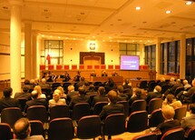 Prof. Tadeusz Kowalik, prof. Piotr Sztompka, przemawia Prezes TK Bohdan Zdziennicki.
Uczestnicy spotkania.
Prof. Tadeusz Kowalik i prof. Piotr Sztompka.
Prof. Tadeusz Kowalik.