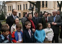 Pani Lali Phaphiashvili - Sędzia Sądu Konstytucyjnego Gruzji, Pan Besik Loladze - Prezes Sądu Konstytucyjnego Gruzji, Pan Andrij Striżak - Prezes Sądu Konstytucyjnego Ukrainy, Pani Jarosława Maczużak - Sędzia Sądu Konstytucyjnego Ukrainy
Pani Ewa Łętowska - Sędzia Trybunału Konstytucyjnego, Pan Marek Mazurkiewcz - Sędzia Trybunału Konstytucyjnego i Pan Andrzej Rzepliński - Sędzia Trybunału Konstytucyjnego
Delegacja Sądu Konstytucyjnego Gruzji: Prezes SK Pan Besik Loladze, Sędziowie SK - Pani Ketevan Emeradze i Pani Lali Phaphiashvili oraz doradca Prezesa SK Pani Ketevan Tskhadadze
Sędziowie sądów konstytucyjnych Polski i Gruzji oraz dzieci ze szkoły ukraińskiej w Warszawie
Prezesi sądów konstytucyjnych Polski, Ukrainy i Gruzji sadzą, na pamiątkę pierwszej trójstronnej konferencji sądów konstytucyjnych, kalinę
Sędziowie sądów konstytucyjnych Polski i Ukrainy oraz dzieci ze szkoły ukraińskiej w Warszawie