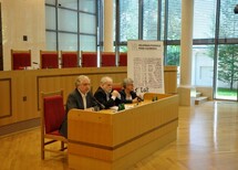 Prezes TK prof. Andrzej Rzepliński, adw. Marek Antoni Nowicki, Prezes Helsińskiej Fundacji Praw Człowieka Danuta Przywara
Uczestnicy wykładu
Prezes TK prof. Andrzej Rzepliński, adw. Marek Antoni Nowicki, Prezes Helsińskiej Fundacji Praw Człowieka Danuta Przywara
Uczestnicy wykładu
