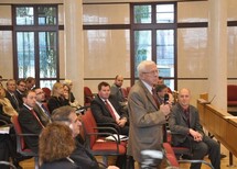 Prezes TK prof. Andrzej Rzepliński wita uczestników konferencji.
Uczestnicy konferencji.
Uczestnicy konferencji.
Uczestnicy konferencji.
Przemawia Marszałek Sejmu RP, Pani Ewa Kopacz.
Przemawia prof. Andrzej Szmyt z Uniwersytetu Gdańskiego.
Wiceprezes TK prof. Stanisław Biernat rozpoczyna pierwszą część konferencji.
Uczestnicy konferencji.
Wystąpienie Pani Aleksandry Dębowskiej z Uniwersytetu Jagiellońskiego.
Wystąpienie Pana Władysława Jóźwickiego z Uniwersytetu Adama Mickiewicza w Poznaniu.
Wystąpienie Pani Marceliny Stolarskiej z Uniwersytetu Jagiellońskiego.
Wystąpienie Pani Agaty Niżnik-Muchy z Uniwersytetu Jagiellońskiego.
Wystąpienie Pani Ady Paprockiej z Uniwersytetu Warszawskiego.
Dyskusja, wystąpienie Pani prof. Teresy Dębowskiej-Romanowskiej, sędzi TK w stanie spoczynku.
Dyskusja, wystąpienie Pana prof. Kazimierza Działochy, sędziego TK w stanie spoczynku.
Dyskusja.
Uczestnicy konferencji.
Przemawia Prezydent RP, Pan Bronisław Komorowski.
Wystąpienie Pani Dobrochny Minich z Uniwersytetu Jagiellońskiego.
Wystąpienie Pana  Michała Jackowskiego z Uniwersytetu Wrocławskiego.
Wystąpienie Pani Marty Kłopockiej-Jasińskiej z Wyższej Szkoły Prawa i Zarządzania im. Heleny Chodkowskiej, Wydział Zamiejscowy we Wrocławiu.