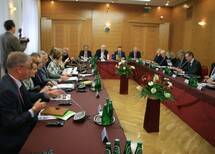 Uczestnicy konferencji
Rozpoczęcie obrad
Sędzia TK Wojciech Hermeliński, Prezes TK prof. Andrzej Rzepliński, Prezes SKRL prof. Dainius Žalimas, Sędzia SKRL Pranas Kuconis
Sędzia SKRL Pranas Kuconis
Prezes Sądu Konstytucyjnego Republiki Litewskiej prof. Dainius Žalimas
Sędzia Tk prof. Piotr Tuleja, Prezes TK prof. Andrzej Rzepliński, Prezes SKRL prof. Dainius Žalimas, Sędzia SKRL Elvyra Baltutytė