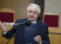 Uczestnicy uroczystości
prof. Zbigniew Cieślak i prof. Teresa Liszcz
Prezes TK prof. Andrzej Rzepliński prezentuje "Dorobek orzeczniczy sędzi TK Teresy Liszcz w kadencji 2006-2015"
Prezes TK prof. Andrzej Rzepliński prezentuje "Dorobek orzeczniczy sędziego TK Zbigniewa Cieślaka w kadencji 2006-2015"