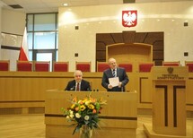 Prezes TK prof. Andrzej Rzepliński wita uczestników konferencji.
Uczestnicy konferencji.
Uczestnicy konferencji.
Uczestnicy konferencji.
Przemawia Marszałek Sejmu RP, Pani Ewa Kopacz.
Przemawia prof. Andrzej Szmyt z Uniwersytetu Gdańskiego.
Wiceprezes TK prof. Stanisław Biernat rozpoczyna pierwszą część konferencji.
Uczestnicy konferencji.
Wystąpienie Pani Aleksandry Dębowskiej z Uniwersytetu Jagiellońskiego.
Wystąpienie Pana Władysława Jóźwickiego z Uniwersytetu Adama Mickiewicza w Poznaniu.
Wystąpienie Pani Marceliny Stolarskiej z Uniwersytetu Jagiellońskiego.
Wystąpienie Pani Agaty Niżnik-Muchy z Uniwersytetu Jagiellońskiego.
Wystąpienie Pani Ady Paprockiej z Uniwersytetu Warszawskiego.
Dyskusja, wystąpienie Pani prof. Teresy Dębowskiej-Romanowskiej, sędzi TK w stanie spoczynku.
Dyskusja, wystąpienie Pana prof. Kazimierza Działochy, sędziego TK w stanie spoczynku.
Dyskusja.
Uczestnicy konferencji.
Przemawia Prezydent RP, Pan Bronisław Komorowski.
Wystąpienie Pani Dobrochny Minich z Uniwersytetu Jagiellońskiego.
Wystąpienie Pana  Michała Jackowskiego z Uniwersytetu Wrocławskiego.
Wystąpienie Pani Marty Kłopockiej-Jasińskiej z Wyższej Szkoły Prawa i Zarządzania im. Heleny Chodkowskiej, Wydział Zamiejscowy we Wrocławiu.