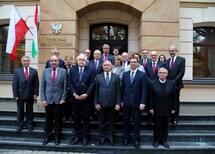 Sędziowie Trybunału Konstytucyjnego i Sądu Konstytucyjnego Węgier
dr Tamás Sulyok, Wiceprezes Sądu Konstytucyjnego Węgier, prof. Barnabás Lenkovics, Prezes Sądu Konstytucyjnego Węgier oraz dr Attila Szabó, Szef Gabinetu Prezesa Sądu Konstytucyjnego Węgier
Uczestnicy spotkania
Uczestnicy spotkania
Prof. Barnabás Lenkovics, Prezes Sądu Konstytucyjnego Węgier