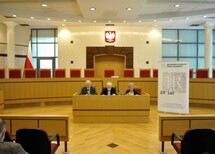 Prezes TK prof. Andrzej Rzepliński, adw. Marek Antoni Nowicki, Prezes Helsińskiej Fundacji Praw Człowieka Danuta Przywara
Uczestnicy wykładu
Prezes TK prof. Andrzej Rzepliński, adw. Marek Antoni Nowicki, Prezes Helsińskiej Fundacji Praw Człowieka Danuta Przywara
Uczestnicy wykładu