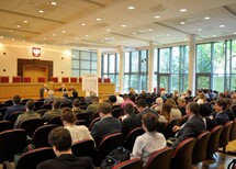 Prezes TK prof. Andrzej Rzepliński, adw. Marek Antoni Nowicki, Prezes Helsińskiej Fundacji Praw Człowieka Danuta Przywara
Uczestnicy wykładu
Prezes TK prof. Andrzej Rzepliński, adw. Marek Antoni Nowicki, Prezes Helsińskiej Fundacji Praw Człowieka Danuta Przywara
Uczestnicy wykładu