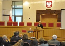 Prezes TK prof. Andrzej Rzepliński wita uczestników konferencji.
Uczestnicy konferencji.
Uczestnicy konferencji.
Uczestnicy konferencji.
Przemawia Marszałek Sejmu RP, Pani Ewa Kopacz.
Przemawia prof. Andrzej Szmyt z Uniwersytetu Gdańskiego.
Wiceprezes TK prof. Stanisław Biernat rozpoczyna pierwszą część konferencji.
Uczestnicy konferencji.
Wystąpienie Pani Aleksandry Dębowskiej z Uniwersytetu Jagiellońskiego.
Wystąpienie Pana Władysława Jóźwickiego z Uniwersytetu Adama Mickiewicza w Poznaniu.
Wystąpienie Pani Marceliny Stolarskiej z Uniwersytetu Jagiellońskiego.
Wystąpienie Pani Agaty Niżnik-Muchy z Uniwersytetu Jagiellońskiego.
Wystąpienie Pani Ady Paprockiej z Uniwersytetu Warszawskiego.
Dyskusja, wystąpienie Pani prof. Teresy Dębowskiej-Romanowskiej, sędzi TK w stanie spoczynku.
Dyskusja, wystąpienie Pana prof. Kazimierza Działochy, sędziego TK w stanie spoczynku.
Dyskusja.
Uczestnicy konferencji.
Przemawia Prezydent RP, Pan Bronisław Komorowski.
Wystąpienie Pani Dobrochny Minich z Uniwersytetu Jagiellońskiego.
Wystąpienie Pana  Michała Jackowskiego z Uniwersytetu Wrocławskiego.
Wystąpienie Pani Marty Kłopockiej-Jasińskiej z Wyższej Szkoły Prawa i Zarządzania im. Heleny Chodkowskiej, Wydział Zamiejscowy we Wrocławiu.