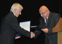 Prezes Trybunału Konstytucyjnego dr Bohdan Zdziennicki, Wiceprzewodniczący Krajowej Rady Sądownictwa Roman Kęska i Sędzia Sądu Konstytucyjnego Republiki Litewskiej Zenonas Namavicius.
Prezes Trybunału Konstytucyjnego dr Bohdan Zdziennicki prezentuje Księgę XXV-lecia Trybunału Konstytucyjnego. Ewolucja i zadań Trybunału Konstytucyjnego - założenia a ich praktyczna realizacja.
Prezes Trybunału Konstytucyjnego dr Bohdan Zdziennicki prezentuje medal ofiarowany Trybunałowi z okazji jubileuszu przez Komisję Ustawodawczą Senatu.
Prezes Trybunału Konstytucyjnego dr Bohdan Zdziennicki i Przewodniczący Komisji Ustawodawczej Senatu Piotr Zientarski.
Przewodniczący Komisji Ustawodawczej Senatu Piotr Zientarski.
Prezes Trybunału Konstytucyjnego dr Bohdan Zdziennicki i Sędzia Sądu Konstytucyjnego Republiki Litewskiej Zenonas Namavicius.
Sędzia Sądu Konstytucyjnego Republiki Litewskiej Zenonas Namavicius.
Prymas Polski Ksiądz Arcybiskup Józef Kowalczyk.
Prezes Naczelnego Sądu Administracyjnego prof. Roman Hauser.
I Prezes Sądu Najwyższego prof. Lech Gardocki.
Uczestnicy uroczystości.
Prezes Trybunału Konstytucyjnego dr Bohdan Zdziennicki.
Wiceprzewodniczący Krajowej Rady Sądownictwa Roman Kęska i I Prezes Sądu Najwyższego prof. Lech Gardocki.
Dyrektor Warszawskiej Opery Kameralnej Stefan Sutkowski.