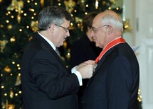 Prof. Małgorzata Pyziak-Szafnicka, Prof. Jerzy Ciemniewski, Prof. Teresa Dębowska-Romanowska, Prof. Mirosław Wyrzykowski i Prof. Marian Zdyb.
Prof. Małgorztata Pyziak-Szafnicka składa ślubowanie.
Prof. Małgorzata Pyziak-Szafnicka, nowy sędzia TK.
Prezydent RP Bronisław Komorowski odznacza Prof. Jerzego Ciemniewskiego Krzyżem Komandorskim Orderu Odrodzenia Polski.
Prezydent RP Bronisław Komorowski odznacza Prof. Teresę Dębowską-Romanowską Krzyżem Oficerskim Orderu Odrodzenia Polski .
Prezydent RP Bronisław Komorowski odznacza prof. Mirosława Wyrzykowskiego Krzyżem Oficerskim Orderu Odrodzenia Polski.
Prezydent RP Bronisław Komorowski odznacza Prof. Mariana Zdyba Krzyżem Oficerskim Orderu Odrodzenia Polski.
Prof. Małgorzata Pyziak-Szafnicka, Prof. Jerzy Ciemniewski, Prof. Teresa Dębowska-Romanowska, Prof. Mirosław Wyrzykowski i Prof. Marian Zdyb oraz sędziowie TK.
Gratulacje.
Pan Tadeusz Mazowiecki i Prof. Teresa Dębowska-Romanowska.
