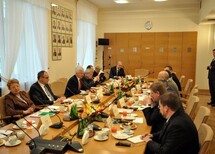Uczestnicy konferencji na stopniach siedziby Trybunału Konstytucyjnego.
Powitanie w foyer Trybunału Konstytucyjnego.
Prezes TK dr Bohdan Zdziennicki oprowadza Sędziów Sądu Konstytucyjnego Ukrainy po siedzibie Trybunału.
Duża sala rozpraw TK.
Obrady konferencji.
Obrady konferencji.
Uczestnicy konferencji w ogrodach Trybunału.