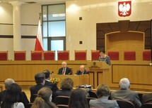 Prezes TK prof. Andrzej Rzepliński wita uczestników konferencji.
Uczestnicy konferencji.
Uczestnicy konferencji.
Uczestnicy konferencji.
Przemawia Marszałek Sejmu RP, Pani Ewa Kopacz.
Przemawia prof. Andrzej Szmyt z Uniwersytetu Gdańskiego.
Wiceprezes TK prof. Stanisław Biernat rozpoczyna pierwszą część konferencji.
Uczestnicy konferencji.
Wystąpienie Pani Aleksandry Dębowskiej z Uniwersytetu Jagiellońskiego.
Wystąpienie Pana Władysława Jóźwickiego z Uniwersytetu Adama Mickiewicza w Poznaniu.
Wystąpienie Pani Marceliny Stolarskiej z Uniwersytetu Jagiellońskiego.
Wystąpienie Pani Agaty Niżnik-Muchy z Uniwersytetu Jagiellońskiego.
Wystąpienie Pani Ady Paprockiej z Uniwersytetu Warszawskiego.
Dyskusja, wystąpienie Pani prof. Teresy Dębowskiej-Romanowskiej, sędzi TK w stanie spoczynku.
Dyskusja, wystąpienie Pana prof. Kazimierza Działochy, sędziego TK w stanie spoczynku.
Dyskusja.
Uczestnicy konferencji.
Przemawia Prezydent RP, Pan Bronisław Komorowski.
Wystąpienie Pani Dobrochny Minich z Uniwersytetu Jagiellońskiego.
Wystąpienie Pana  Michała Jackowskiego z Uniwersytetu Wrocławskiego.
Wystąpienie Pani Marty Kłopockiej-Jasińskiej z Wyższej Szkoły Prawa i Zarządzania im. Heleny Chodkowskiej, Wydział Zamiejscowy we Wrocławiu.