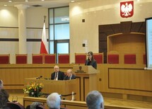 Prezes TK prof. Andrzej Rzepliński wita uczestników konferencji.
Uczestnicy konferencji.
Uczestnicy konferencji.
Uczestnicy konferencji.
Przemawia Marszałek Sejmu RP, Pani Ewa Kopacz.
Przemawia prof. Andrzej Szmyt z Uniwersytetu Gdańskiego.
Wiceprezes TK prof. Stanisław Biernat rozpoczyna pierwszą część konferencji.
Uczestnicy konferencji.
Wystąpienie Pani Aleksandry Dębowskiej z Uniwersytetu Jagiellońskiego.
Wystąpienie Pana Władysława Jóźwickiego z Uniwersytetu Adama Mickiewicza w Poznaniu.
Wystąpienie Pani Marceliny Stolarskiej z Uniwersytetu Jagiellońskiego.
Wystąpienie Pani Agaty Niżnik-Muchy z Uniwersytetu Jagiellońskiego.
Wystąpienie Pani Ady Paprockiej z Uniwersytetu Warszawskiego.
Dyskusja, wystąpienie Pani prof. Teresy Dębowskiej-Romanowskiej, sędzi TK w stanie spoczynku.
Dyskusja, wystąpienie Pana prof. Kazimierza Działochy, sędziego TK w stanie spoczynku.
Dyskusja.
Uczestnicy konferencji.
Przemawia Prezydent RP, Pan Bronisław Komorowski.
Wystąpienie Pani Dobrochny Minich z Uniwersytetu Jagiellońskiego.
Wystąpienie Pana  Michała Jackowskiego z Uniwersytetu Wrocławskiego.
Wystąpienie Pani Marty Kłopockiej-Jasińskiej z Wyższej Szkoły Prawa i Zarządzania im. Heleny Chodkowskiej, Wydział Zamiejscowy we Wrocławiu.