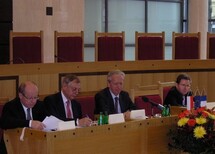 Otwarcie konferencji, przemawia prof. Mirosław Granat
Uczestnicy konferencji
I panel, przemawia dr Witold Brodziński z Uniwersytetu Łódzkiego
Uczestnicy konferencji
Prof. Michel Verpaux z Université Paris I, Prof. Jean Gicquel z Université Paris I, Prof. Janusz Trzciński, Prezes Naczelnego Sądu Administracyjnego oraz dr Jarosław Szymanek z Uniwersytetu Warszawskiego
I panel, przemawia Prof. Jean Gicquel z Université Paris I
Uczestnicy konferencji
IV panel, Prof. Mirosław Wyrzykowski, Sędzia Trybunału Konstytucyjnego, Prof. Otto Pfersmann z Université Paris I, Olivier Le Bot z Université de Nice oraz Guy Canivet, członek Rady Konstytucyjnej Republiki Francuskiej
Uczestnicy konferencji
Zdjęcie zbiorowe prelegentów i organizatorów konferencji