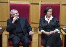 Uczestnicy uroczystości
prof. Zbigniew Cieślak i prof. Teresa Liszcz
Prezes TK prof. Andrzej Rzepliński prezentuje "Dorobek orzeczniczy sędzi TK Teresy Liszcz w kadencji 2006-2015"
Prezes TK prof. Andrzej Rzepliński prezentuje "Dorobek orzeczniczy sędziego TK Zbigniewa Cieślaka w kadencji 2006-2015"