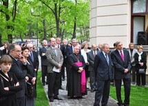 Przemawia Prezes Trybunału Konstytucyjnego dr Bohdan Zdziennicki.
Uczestnicy uroczystości odsłonięcia rzeźby "Idea Konstytucjonalizmu".
Uczestnicy uroczystości odsłonięcia rzeźby "Idea Konstytucjonalizmu".
Prezes Trybunału Konstytucyjnego i rzeźba "Idea Konstytucjonalizmu".
Uczestnicy uroczystości odsłonięcia rzeźby "Idea Konstytucjonalizmu".
Prezes Trybunału Konstytucyjnego wita przybyłych na uroczystość.
Uczestnicy uroczystości.
Uczestnicy uroczystości.
Występ Zespołu Pieśni i Tańca "Mazowsze".
Występ Zespołu Pieśni i Tańca "Mazowsze".
Wystąpienie Prezesa Europejskiego Trybunału Praw Człowieka w Strasburgu Prof. Jean-Paul Costa.
Wystąpienie Sędziego Europejskiego Trybunału Praw Człowieka w Strasburgu Prof. Lecha Garlickiego.