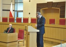 Prezes Trybunału Konstytucyjnego prof. Andrzej Rzepliński wita Prezesa Federalnego Sądu Konstytucyjnego RFN prof. Andreasa Vosskuhle.
Uczestnicy spotkania.
Spotkanie sędziów Trybunału Konstytucyjnego i Federalnego Sądu Konstytucyjnego.
Wykład Prezesa Federalnego Sądu Konstytucyjnego RFN w Trybunale Konstytucyjnym.