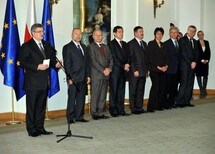 Prezydent RP Bronisław Komorowski i uczestnicy uroczystości.
Uczestnicy uroczystości.
Prezydent RP Bronisław Komorowski wręcza prof. Andrzejowi Rzeplińskiemu nominację na stanowisko Prezesa TK.
Prezydent RP Bronisław Komorowski wręcza prof. Stanisławowi Biernatowi nominację na stanowisko Wiceprezesa TK.
Prezydent RP Bronisław Komorowski i prof. Marek Mazurkiewicz, Sędzia TK w latach 2001-2010, Wiceprezes TK w 2010 roku.
Prezydent RP Bronisław Komorowski i prof. Andrzej Mączyński, Sędzia TK w latach 1997-2006, Wiceperezes TK w latach 2001-2006.
Prezydent RP Bronisław Komorowski i Janusz Niemcewicz, Sędzia TK w latach 2001-2010, Wiceprezes TK w latach 2006-2010.
Prezydent RP Bronisław Komorowski i Jerzy Stępień, Sędzia TK w latach 1999-2008, Prezes TK w latach 2006-2008.
Prezydent RP Bronisław Komorowski i dr Bohdan zzdiennicki, Sędzia TK w latach 2001-2010, Prezes TK w latach 2008-2010.
Sędzia TK Stanisław Rymar składa ślubowanie.
Sędzia TK Stanisław Rymar.
Sędzia TK prof. Piotr Tuleja składa ślubowanie.
Sędzia TK prof. Piotr Tuleja.
Sędzia TK Marek Zubik składa ślubowanie.
Przemawia Prezydent RP Bronisław Komorowski.
Przemawia Prezes TK prof. Andrzej Rzepliński.
Odznaczeni Prezesi i Wiceprezesi Trybunału.
Wiceprezes TK prof. Stanisław Biernat oraz nowi sędziowie TK - Stanisław Rymar, prof. Piotr Tuleja, prof. Marek Zubik.
W imieniu odznaczonych przemawia prof. Marek Mazurkiewicz.
Byli Prezesi i Wiceprezesi TK, Prezydent RP, Prezes i Wiceprezes TK oraz nowi Sędziowie TK.
Byli Prezesi Trybunału Konstytucyjengo Jerzy Stępień i dr Bohdan Zdziennicki, Prezydent RP Bronisław Komorowski, Prezes TK prof. Andrzej Rzepliński i Wiceprezes TK prof. Stanisław Biernat.
Prezydent RP Bronisław Komorowski i nowy Sędzia TK prof. Piotr Tuleja.
Prezydent RP Bronisław Komorowski i nowy Sędzia TK prof. Marek Zubik .