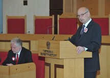 Prezes Trybunału Konstytucyjnego prof. Andrzej Rzepliński wita przybyłych gości.
Prezes Trybunału Konstytucyjnego prof. Andrzej Rzepliński.
Prezes Trybunału Konstytucyjnego prof. Andrzej Rzepliński i Prezes Sądu Konstytucyjnego Republiki Litewskiej Romualdas Urbaitis.
Wykład Sędziego Federalnego Sądu Konstytucyjnego Niemiec prof. Johannes Masing.
Prezes Trybunału Konstytucyjnego prof. Andrzej Rzepliński i Sędzia Federalnego Sądu Konstytucyjnego Niemiec prof. Johannes Masing.