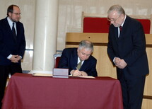 Uczestnicy uroczystości
Uczestnicy uroczystości
Występ zespołu wokalnego Il Canto Minore
Przemawia Prezes Trybunału Konstytucyjnego Jerzy Stępień
Przemawia Prezydent RP Lech Kaczyński
Prezydent RP Lech Kaczyński podpisuje akt Pro memoria
Marszałek Sejmu RP Marek Jurek podpisuje akt Pro memoria
Marszałek Senatu RP Bogdan Borusewicz podpisuje akt Pro memoria
Prezes Rady Ministrów Jarosław Kaczyński podpisuje akt Pro memoria
Prezes Naczelnego Sądu Administracyjnego prof. Janusz Trzciński podpisuje akt Pro memoria
Prezes Izby Karnej Sądu Najwyższego dr Lech Paprzycki podpisuje akt Pro memoria
Prezes Trybunału Konstytucyjnego Jerzy Stępień podpisuje akt Pro memoria
Prof. Wacław Uruszczak wygłasza wystąpienie na temat Tradycje państwa prawa w Rzeczypospolitej
Prezydent RP Lech Kaczyński, Marszałek Senatu RP Bogdan Borusewicz, Marszałek Sejmu RP Marek Jurek i Prezes  Rady Ministrów Jarosław Kaczyński
Prof. Sławomira Wronkowska-Jaśkiewicz wygłasza wystąpienie na temat Znaczenie dla kultury prawnej zasady tworzenia prawa przez parlament i zasady należytej (urzędowej) publikacji
Uczestnicy uroczystości oglądają wystawę "500 lat tradycji państwa prawa w Rzeczypospolitej", prezentowaną w foyer Trybunału Konstytucyjnego
Uczestnicy uroczystości oglądają wystawę "500 lat tradycji państwa prawa w Rzeczypospolitej", prezentowaną w foyer Trybunału Konstytucyjnego