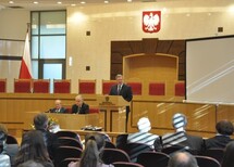 Prezes TK prof. Andrzej Rzepliński wita uczestników konferencji.
Uczestnicy konferencji.
Uczestnicy konferencji.
Uczestnicy konferencji.
Przemawia Marszałek Sejmu RP, Pani Ewa Kopacz.
Przemawia prof. Andrzej Szmyt z Uniwersytetu Gdańskiego.
Wiceprezes TK prof. Stanisław Biernat rozpoczyna pierwszą część konferencji.
Uczestnicy konferencji.
Wystąpienie Pani Aleksandry Dębowskiej z Uniwersytetu Jagiellońskiego.
Wystąpienie Pana Władysława Jóźwickiego z Uniwersytetu Adama Mickiewicza w Poznaniu.
Wystąpienie Pani Marceliny Stolarskiej z Uniwersytetu Jagiellońskiego.
Wystąpienie Pani Agaty Niżnik-Muchy z Uniwersytetu Jagiellońskiego.
Wystąpienie Pani Ady Paprockiej z Uniwersytetu Warszawskiego.
Dyskusja, wystąpienie Pani prof. Teresy Dębowskiej-Romanowskiej, sędzi TK w stanie spoczynku.
Dyskusja, wystąpienie Pana prof. Kazimierza Działochy, sędziego TK w stanie spoczynku.
Dyskusja.
Uczestnicy konferencji.
Przemawia Prezydent RP, Pan Bronisław Komorowski.
Wystąpienie Pani Dobrochny Minich z Uniwersytetu Jagiellońskiego.
Wystąpienie Pana  Michała Jackowskiego z Uniwersytetu Wrocławskiego.
Wystąpienie Pani Marty Kłopockiej-Jasińskiej z Wyższej Szkoły Prawa i Zarządzania im. Heleny Chodkowskiej, Wydział Zamiejscowy we Wrocławiu.