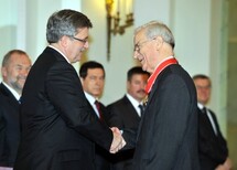 Prezydent RP Bronisław Komorowski i uczestnicy uroczystości.
Uczestnicy uroczystości.
Prezydent RP Bronisław Komorowski wręcza prof. Andrzejowi Rzeplińskiemu nominację na stanowisko Prezesa TK.
Prezydent RP Bronisław Komorowski wręcza prof. Stanisławowi Biernatowi nominację na stanowisko Wiceprezesa TK.
Prezydent RP Bronisław Komorowski i prof. Marek Mazurkiewicz, Sędzia TK w latach 2001-2010, Wiceprezes TK w 2010 roku.
Prezydent RP Bronisław Komorowski i prof. Andrzej Mączyński, Sędzia TK w latach 1997-2006, Wiceperezes TK w latach 2001-2006.
Prezydent RP Bronisław Komorowski i Janusz Niemcewicz, Sędzia TK w latach 2001-2010, Wiceprezes TK w latach 2006-2010.
Prezydent RP Bronisław Komorowski i Jerzy Stępień, Sędzia TK w latach 1999-2008, Prezes TK w latach 2006-2008.
Prezydent RP Bronisław Komorowski i dr Bohdan zzdiennicki, Sędzia TK w latach 2001-2010, Prezes TK w latach 2008-2010.
Sędzia TK Stanisław Rymar składa ślubowanie.
Sędzia TK Stanisław Rymar.
Sędzia TK prof. Piotr Tuleja składa ślubowanie.
Sędzia TK prof. Piotr Tuleja.
Sędzia TK Marek Zubik składa ślubowanie.
Przemawia Prezydent RP Bronisław Komorowski.
Przemawia Prezes TK prof. Andrzej Rzepliński.
Odznaczeni Prezesi i Wiceprezesi Trybunału.
Wiceprezes TK prof. Stanisław Biernat oraz nowi sędziowie TK - Stanisław Rymar, prof. Piotr Tuleja, prof. Marek Zubik.
W imieniu odznaczonych przemawia prof. Marek Mazurkiewicz.
Byli Prezesi i Wiceprezesi TK, Prezydent RP, Prezes i Wiceprezes TK oraz nowi Sędziowie TK.
Byli Prezesi Trybunału Konstytucyjengo Jerzy Stępień i dr Bohdan Zdziennicki, Prezydent RP Bronisław Komorowski, Prezes TK prof. Andrzej Rzepliński i Wiceprezes TK prof. Stanisław Biernat.
Prezydent RP Bronisław Komorowski i nowy Sędzia TK prof. Piotr Tuleja.
Prezydent RP Bronisław Komorowski i nowy Sędzia TK prof. Marek Zubik .