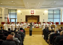 Wiceprezes Trybunału Konstytucyjnego prof. Stanisław Biernat wita uczestników spotkania.
Uczestnicy spotkania.
Chór Centrum Myśłi Jana Pawła II.
Prof. Franciszek Longchamps de Berier przemawia w imieniu redaktorów ksiązki.
Dyrektor Naczelny wydawnictwa C.H.Beck Paweł Esse.
Dyrektor Naczelny wydawnictwa C.H.Beck Paweł Esse.