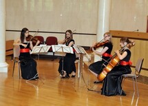 Koncert kwartetu smyczkowego w składzie: Anita Wąsik - I skrzypce, Joanna Antoniak - II skrzypce, Maria Skarbek-Kiełłczewska - altówka, Kamila Wyrzykowska - wiolonczela
Uczestnicy uroczystości
Prezes Trybunału Sprawiedliwości Wspólnot Europejskich prof. Vassilios Skouris
Przemawia Komisarz ds. Polityki Regionalnej Unii Europejskiej Pani Danuta Huebner
Przemawia Prezes Trybunału Sprawiedliwości Wspólnot Europejskich Pan Prof. Vassilios Skouris