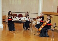 Koncert kwartetu smyczkowego w składzie: Anita Wąsik - I skrzypce, Joanna Antoniak - II skrzypce, Maria Skarbek-Kiełłczewska - altówka, Kamila Wyrzykowska - wiolonczela
Uczestnicy uroczystości
Prezes Trybunału Sprawiedliwości Wspólnot Europejskich prof. Vassilios Skouris
Przemawia Komisarz ds. Polityki Regionalnej Unii Europejskiej Pani Danuta Huebner
Przemawia Prezes Trybunału Sprawiedliwości Wspólnot Europejskich Pan Prof. Vassilios Skouris