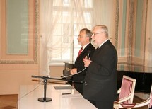 Prezes Sądu Konstytucyjnego Republiki Litewskiej prof. Kęstutis Lapinskas, tłumaczka Pani Rasa Rimickaite oraz Sędzia Sądu Konstytucyjnego Republiki Litewskiej Zenonas Namavicius na tle pomnika Unii Lubelskiej
Przedstawienie "Proces Agnieszki" przygotowane przez studentów Katolickiego Uniwersytetu Lubelskiego
Dyrektor Archiwum Państwowego dr Piotr Dymmel w Lublinie otwiera wystawę "Trybunał Główny Koronny 1578-1794"
Otwarcie wystawy "Trybunał Główny Koronny 1578-1794"
Uczestnicy uroczystej sesji w danwej siedzibie Trybunału Koronnego w Lublinie
Prezydenta Miasta Lublin Adam Wasilewski i Prezes Trybunału Konstytucyjnego Jerzy Stępień
Prezydent Miasta Lublin Adam Wasilewski, Prezes TK Jerzy Stępień i prof. Wacław Uruszczak z Uniwersytetu Jagiellońskiego
Uczestnicy sesji
Uczestnicy sesji
Prof. Wacław Uruszczak z Uniwersytetu Jagiellońskiego
Obraz Matki Boskiej Trybunalskiej w Kościele O.O. Dominikanów
Ojciec Tomasz Dostatni oprowadza uczestników sesji po kościele i klasztorze O.O. Dominikanów
Uczestnicy sesji na tle obrazu Jana Matejki "Unia lubelska" w Muzeum Lubelskim na Zamku w Lublinie