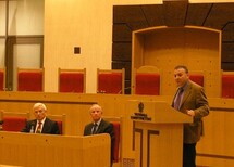 Prezes TK Bohdan Zdziennicki wita uczestników spotkania
Przemawia prof. Grzegorz Kołodko
Przemawia prof. Witold Orłowski