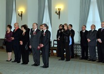 Prof. Małgorzata Pyziak-Szafnicka, Prof. Jerzy Ciemniewski, Prof. Teresa Dębowska-Romanowska, Prof. Mirosław Wyrzykowski i Prof. Marian Zdyb.
Prof. Małgorztata Pyziak-Szafnicka składa ślubowanie.
Prof. Małgorzata Pyziak-Szafnicka, nowy sędzia TK.
Prezydent RP Bronisław Komorowski odznacza Prof. Jerzego Ciemniewskiego Krzyżem Komandorskim Orderu Odrodzenia Polski.
Prezydent RP Bronisław Komorowski odznacza Prof. Teresę Dębowską-Romanowską Krzyżem Oficerskim Orderu Odrodzenia Polski .
Prezydent RP Bronisław Komorowski odznacza prof. Mirosława Wyrzykowskiego Krzyżem Oficerskim Orderu Odrodzenia Polski.
Prezydent RP Bronisław Komorowski odznacza Prof. Mariana Zdyba Krzyżem Oficerskim Orderu Odrodzenia Polski.
Prof. Małgorzata Pyziak-Szafnicka, Prof. Jerzy Ciemniewski, Prof. Teresa Dębowska-Romanowska, Prof. Mirosław Wyrzykowski i Prof. Marian Zdyb oraz sędziowie TK.
Gratulacje.
Pan Tadeusz Mazowiecki i Prof. Teresa Dębowska-Romanowska.