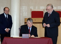 Uczestnicy uroczystości
Uczestnicy uroczystości
Występ zespołu wokalnego Il Canto Minore
Przemawia Prezes Trybunału Konstytucyjnego Jerzy Stępień
Przemawia Prezydent RP Lech Kaczyński
Prezydent RP Lech Kaczyński podpisuje akt Pro memoria
Marszałek Sejmu RP Marek Jurek podpisuje akt Pro memoria
Marszałek Senatu RP Bogdan Borusewicz podpisuje akt Pro memoria
Prezes Rady Ministrów Jarosław Kaczyński podpisuje akt Pro memoria
Prezes Naczelnego Sądu Administracyjnego prof. Janusz Trzciński podpisuje akt Pro memoria
Prezes Izby Karnej Sądu Najwyższego dr Lech Paprzycki podpisuje akt Pro memoria
Prezes Trybunału Konstytucyjnego Jerzy Stępień podpisuje akt Pro memoria
Prof. Wacław Uruszczak wygłasza wystąpienie na temat Tradycje państwa prawa w Rzeczypospolitej
Prezydent RP Lech Kaczyński, Marszałek Senatu RP Bogdan Borusewicz, Marszałek Sejmu RP Marek Jurek i Prezes  Rady Ministrów Jarosław Kaczyński
Prof. Sławomira Wronkowska-Jaśkiewicz wygłasza wystąpienie na temat Znaczenie dla kultury prawnej zasady tworzenia prawa przez parlament i zasady należytej (urzędowej) publikacji
Uczestnicy uroczystości oglądają wystawę "500 lat tradycji państwa prawa w Rzeczypospolitej", prezentowaną w foyer Trybunału Konstytucyjnego
Uczestnicy uroczystości oglądają wystawę "500 lat tradycji państwa prawa w Rzeczypospolitej", prezentowaną w foyer Trybunału Konstytucyjnego